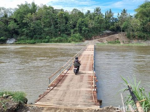 Jembatan apung di Sungai Progo penghubung Bantul-Kulon Progo, Rabu (20/8/2025).