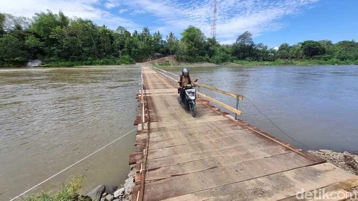 Jembatan apung di Sungai Progo penghubung Bantul-Kulon Progo, Rabu (20/8/2025).
