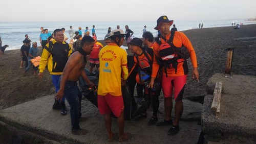 Jenazah Sebastian dievakuasi petugas SAR Gabungan di Pantai Berawa, Rabu (20/8/2025). (Dok DAR Denpasar).