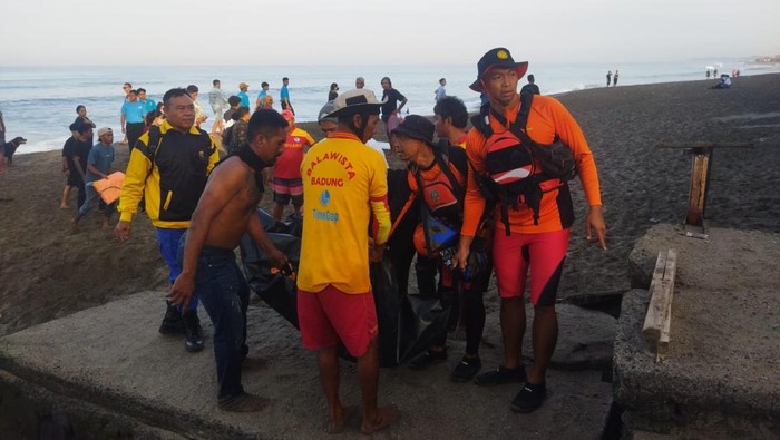 Jenazah Sebastian dievakuasi petugas SAR Gabungan di Pantai Berawa, Rabu (20/8/2025). (Dok DAR Denpasar).