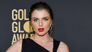Julia Fox buka-bukaan soal masa lalunya dengan operasi plastik. Foto: Getty Images/Rodin Eckenroth