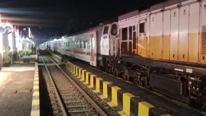 KAI berhentikan perjalanan kereta sementara saat gempa M 4,9 Bekasi