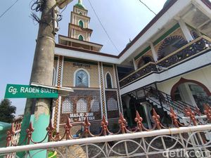 Masjid Al Atiqiyah Karadenan dan Jejak Raden Syafei