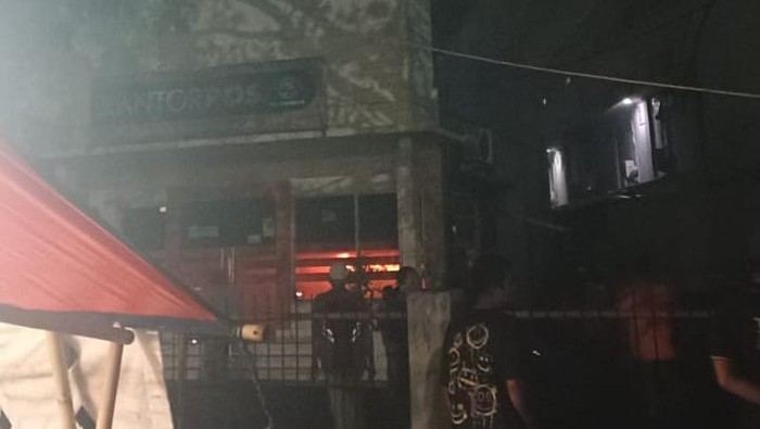 Kantor Pos di Jalan Perintis Kemerdekaan, Pegangsaan Dua, Kelapa Gading, Jakarta Utara, kebakaran, Rabu (20/8/2025) malam. Belum diketahui penyebab kebakaran tersebut.