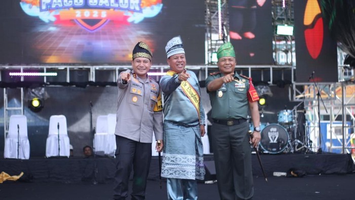 Kapolda Riau Irjen Herry Heryawan menghadiri Festival Pacu Jalur di Tepian Narosa, Teluk Kuantan, Kuansing, Rabu (20/8/2025).