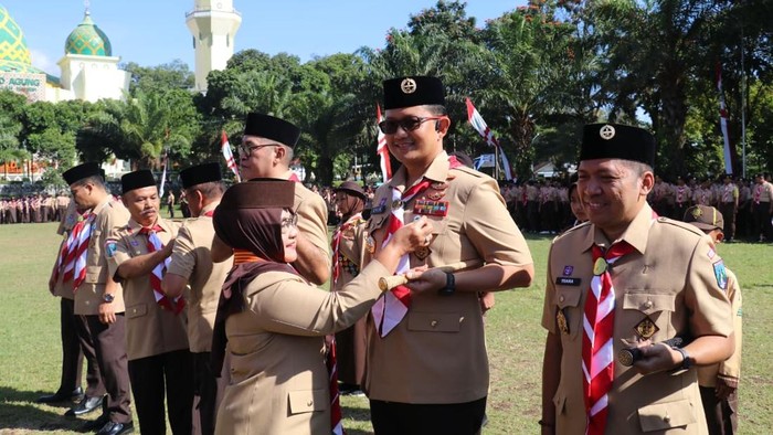 Kapolres Magetan menerima penghargaan Lencana Pancawarsa dari Kwarda Gerakan Pramuka Jatim.