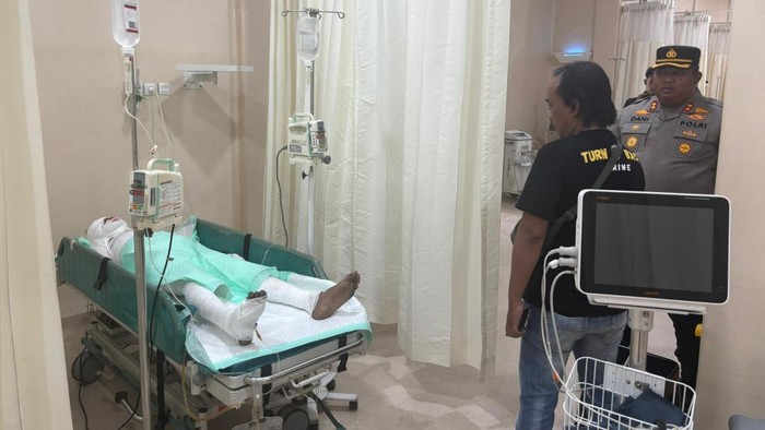Kapolres Pasuruan AKBP Jazuli Dani Iriawan mengunjungi Mustofa, korban ledakan bondet yang tangannya putus.