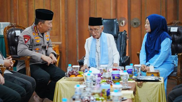 Kapolri di Pondok Pesantren Majma'al Bahroin Hubbul Wathon Minal Iman Shiddiqiyyah Ploso Jombang, Jawa Timur