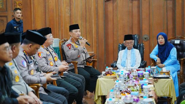 Kapolri di Pondok Pesantren Majma'al Bahroin Hubbul Wathon Minal Iman Shiddiqiyyah Ploso Jombang, Jawa Timur