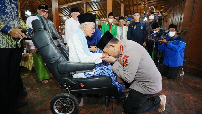 Kapolri di Pondok Pesantren Majma’al Bahroin Hubbul Wathon Minal Iman Shiddiqiyyah Ploso Jombang, Jawa Timur