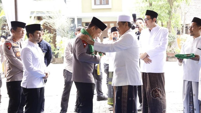 Kapolri Jenderal Listyo Sigit Prabowo disambut KH. Ubaidillah Faqih saat kunjungan ke Ponpes Langitan Tuban