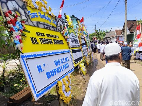 Karangan bunga ucapan belasungkawa dari Bupati Pati, Sudewo, untuk almarhum KH Thoifur Mawardi di Ponpes Daarut Tauhid, Kedungsari, Purworejo, dirusak orang tidak dikenal, Rabu (20/8/2025).