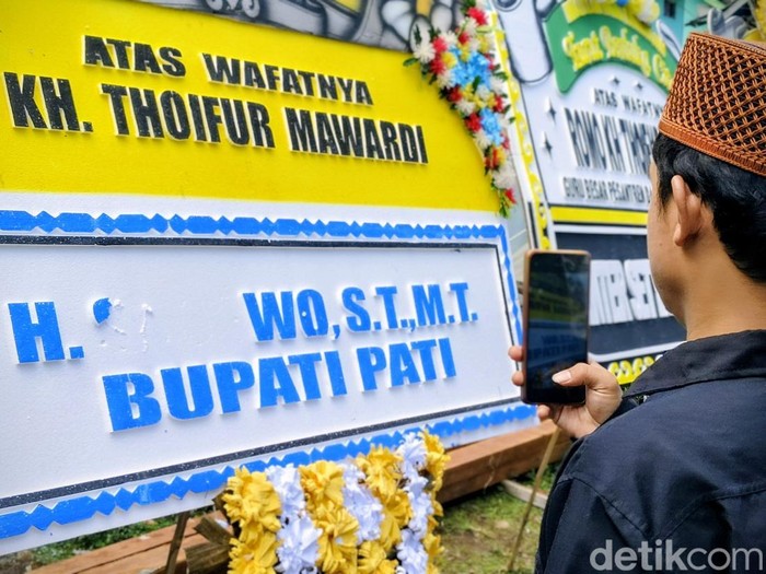 Karangan bunga ucapan belasungkawa dari Bupati Pati, Sudewo, untuk almarhum KH Thoifur Mawardi di Ponpes Daarut Tauhid, Kedungsari, Purworejo, dirusak orang tidak dikenal, Rabu (20/8/2025).
