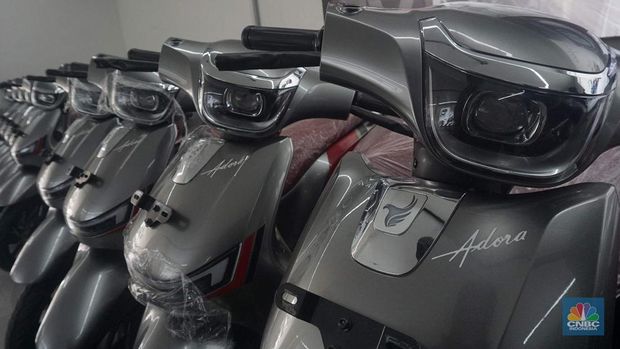 Karyawan di depan motor listrik Adora di Shoowrom Indomobil E-Motor, Jakarta, Rabu (20/8/2025). (CNBC Indonesia/Muhammad Sabki)