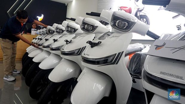 Karyawan di depan motor listrik Adora di Shoowrom Indomobil E-Motor, Jakarta, Rabu (20/8/2025). (CNBC Indonesia/Muhammad Sabki)