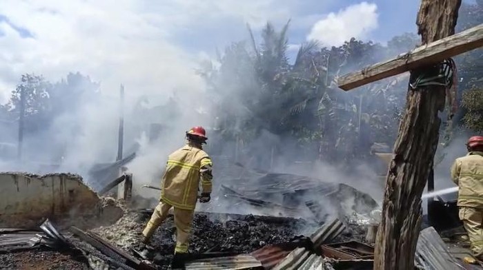 Kebakaran rumah milik anggota polisi di Kabupaten Luwu Timur.