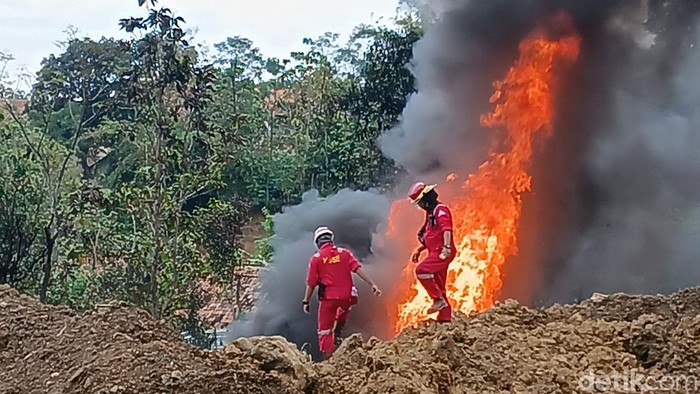 Petugas melakukan pemeriksaan di sekitar lokasi sumur minyak di Gandu, Blora, Rabu (20/8/2025).