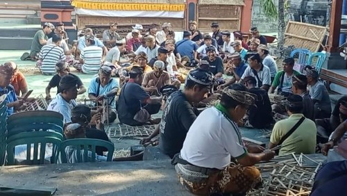 Kegiatan Ngayah (Dok. pribadi Ni Komang Kertiani)