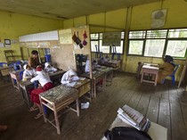 Kekurangan Ruang, SD di Jambi Sekat Kelas Jadi Dua