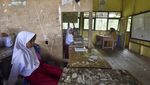Kekurangan Ruang, SD di Jambi Sekat Kelas Jadi Dua