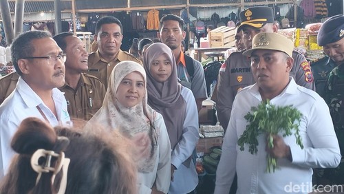 Kepala BPS Manggarai Barat Ikhe Suryaningrum didampingi Bupati Manggarai Barat Edistasius Endi berdialog dengan pedagang di Pasar Lembor, Manggarai Barat, Selasa (19/2025). (Ambrosius Ardin)