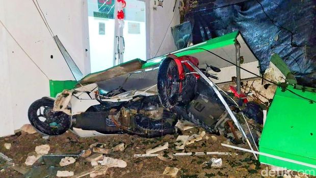 Kepala Dinas Kesehatan Kabupaten Karawang Endang suryadi, saat meninjau Kanopi beton Puskesmas Purwasari ambruk akibat hujan dan angin kencang