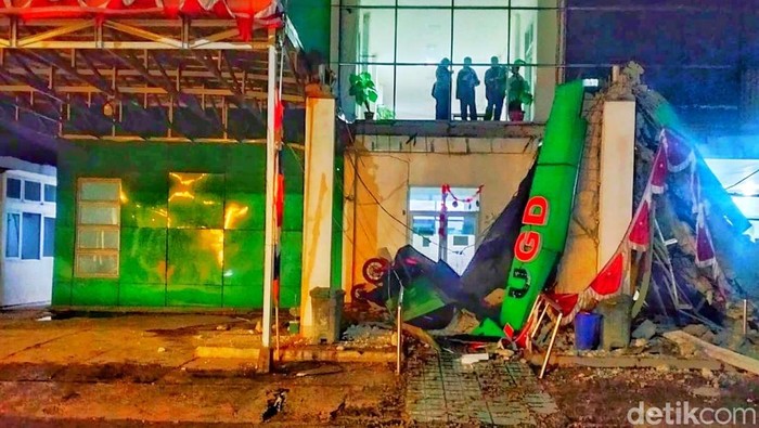 Kepala Dinas Kesehatan Kabupaten Karawang Endang suryadi, saat meninjau Kanopi beton Puskesmas Purwasari ambruk akibat hujan dan angin kencang