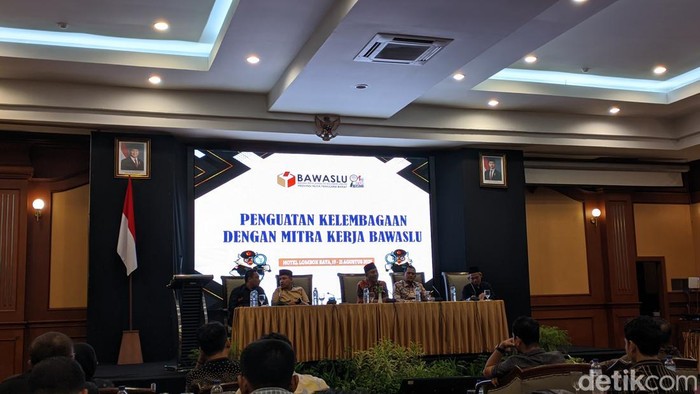Ketua Bawaslu NTB Itratip bersama Anggota Komisi II DPR RI Dapil NTB II Fauzan Khalid saat diskusi Penguatan Kelembagaan dengan Mitra Bawaslu di Mataram, Rabu (20/8/2025).