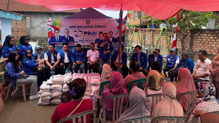 Ketua DPW Partai Amanat Nasional Sumsel Joncik Muhammad memberi bantuan korban kebakaran di Gandus.