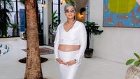 Kimmy Jayanti tetap kece jelang melahirkan anak ketiga. H-10 jelang melahirkan, Kimmy baru mengumumkan jenis kelamin bayi dalam kandungannya. Foto: Instagram @kimmyjayanti