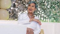 Kimmy Jayanti tertawa bahagia di depan para sahabat kala mengumumkan jenis kelamin anak ketiganya. Foto: Instagram @kimmyjayanti