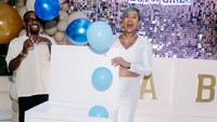 Its a boy, Greg Nwokolo tertawa semringah. Ini adalah anak ketiga dari pernikahannya dengan sang supermodel. Kimmy dan Greg sudah dikaruniai seorang anak perempuan bernama Kimberly Akira Gregory dan anak laki-laki bernama Saint Dominic Gregory. Foto: Instagram @kimmyjayanti