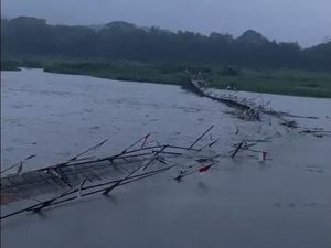 Jembatan Sesek Penghubung Kulon Progo-Bantul Ambyar Diterjang Banjir