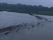 Jembatan Sesek Penghubung Kulon Progo-Bantul Ambyar Diterjang Banjir