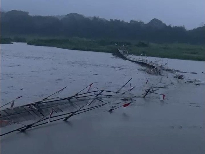 Kondisi jembatan Sesek Temben yang rusak diterjang banjir di Dusun Temben, Ngentakrejo, Lendah, Kulon Progo, Selasa (19/8/2025).