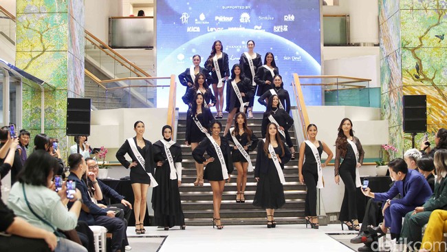 Para 16 finalis Miss Universe Indonesia 2025, tampil energik dan penuh percaya diri saat catwalk dengan busana serba monokrom. 16 finalis tersebut berasal dari berbagai latar belakang pekerjaan mulai dari model, aktris, kreator konten, mahasiswi, interior designer hingga marketing manager. Penasaran siapa saja nama finalis Miss Universe Indonesia 2025? Berikut daftar 16 finalis Miss Universe 2025: Valencia Angel, Chanceline Ebel, Dea Geraldine, Baraba, Felitsa, Gaby, Jessica Alexandra, Kirana Larasati, Merry Puteri, Nastika, Nayla Adiva, Odelia Catalina, Rhany Riyanti, Rita Nurmaliza, Sanly Liu, dan Tara Liora. Salah satu highlight Miss Universe 2025 adalah mahkota baru bernama Jiwanta, yang memiliki filosofi mendalam rancangan NJS Gold. Mahkota ini akan disematkan pada pemenang Miss Universe 2025. Mahkota ini terinspirasi dari bahasa Sanskerta yang melambangkan keindahan sejati, serta mengandung elemen budaya Indonesia kuno yang kuat. Foto: Dok. Pradita Utama/Detikcom.