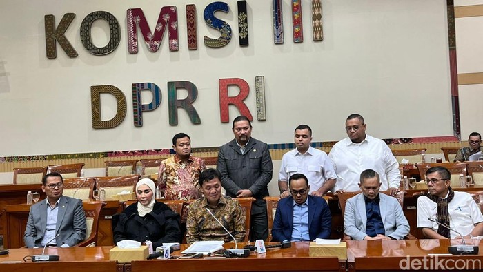 Konferensi pers Komisi III DPR soal calon hakim MK.