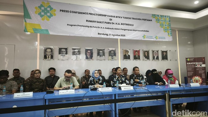 Konferensi pers operasi tumor trakea pertama di RSP Rotinsulu Bandung