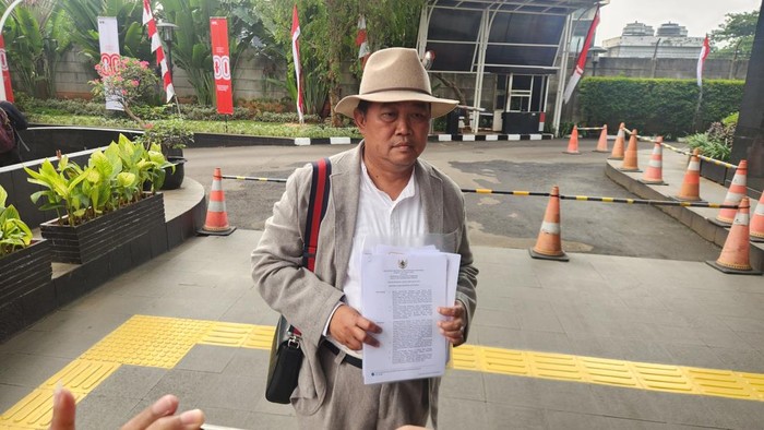 Koordinator MAKI Boyamin Saiman menyerahkan SK kuota haji 2023 ke KPK