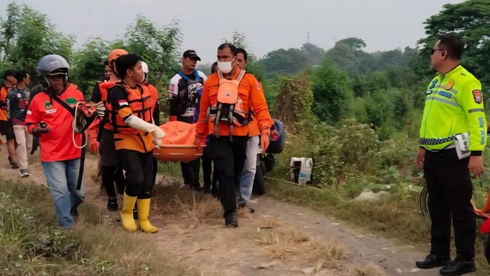 Korban terseret arus di Sungai Brantas ditemukan meninggal di Mojokerto.