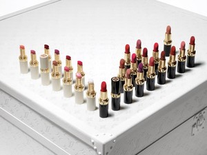 Lindsay Lohan Kritik Lipstik Rp 2,6 Juta Louis Vuitton, Terlalu Mahal!