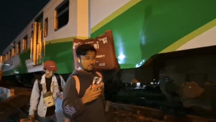 Latif, salah satu penumpang Commuter Line Jenggala asal Semarang yang turut panik saat kereta gagal berhenti.