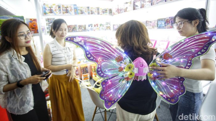 Melihat Pameran Produk Bayi dan Mainan Terbesar se-Asia Tenggara di Jiexpo Indonesia International Baby Products and Toys Expo (IBTE) menampilkan ragam kategori produk mulai dari Blind Box, Plush Toys, Building Blocks, Collectible Cards, mainan bayi dan anak, mainan edukatif, mainan berbasis AI, alat tulis, produk ibu dan bayi, peralatan elektronik bayi dan anak, produk perawatan bayi dan anak, perlengkapan anak lainnya, serta lisensi IP.