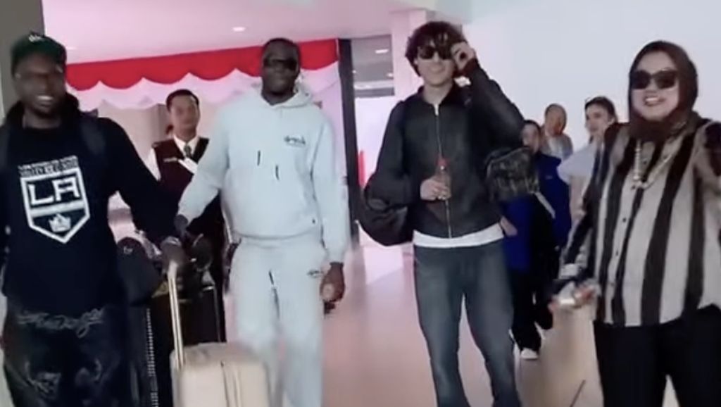 Momen Rapper Melly Mike Tiba di Indonesia, Mau Ramaikan Pacu Jalur: Salam Kayuah!