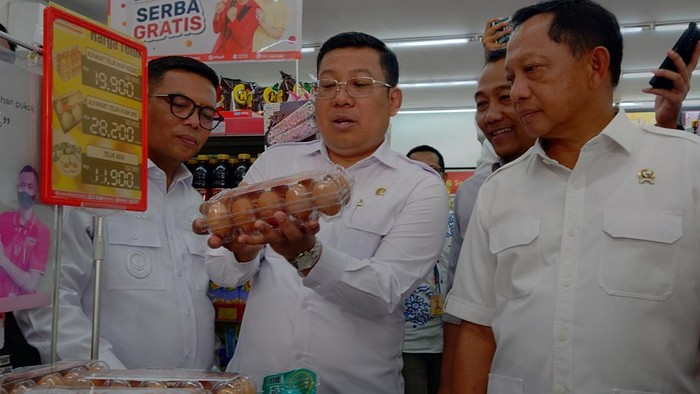 Mendagri Tito Karnavian cek harga sembako di Pasar Rau, Serang (Iqbal/detikcom)