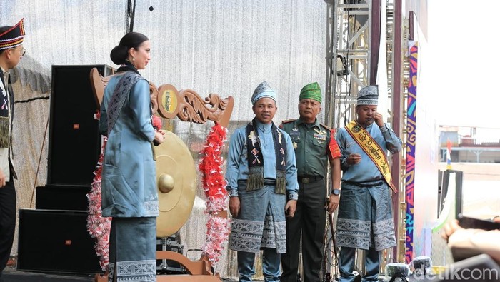 Menteri Pariwisata, Widiyanti Putri Wardhana saat pembukaan Festival Pacu Jalur di Kuansing, Riau (Raja Adil Siregar/detikSumut)