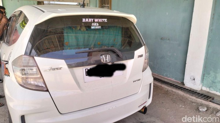 Mobil Honda Jazz berwarna putih ditemukan terparkir di bagian belakang hotel. (Agus Setyadi/detikSumut)