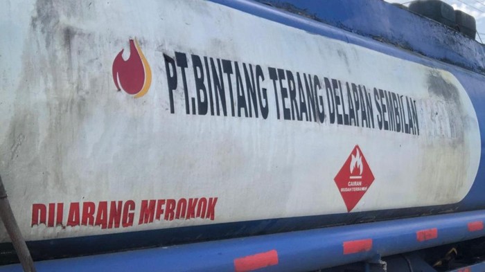 Mobil tangki muat BBM solar diamankan di Mamuju.
