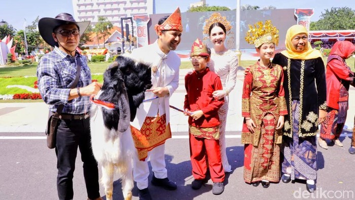 Momen Arumi dan Emil Dardak Menang Kostum Terbaik Dapat Hadiah Kambing saat upacara HUT RI ke-80 di Gedung Negara Grahadi, Surabaya, Jawa TImur.