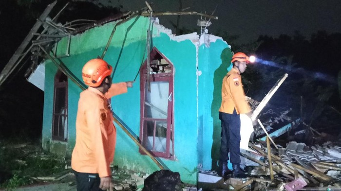BPBD Kabupaten Bekasi menyampaikan dampak gempa berkekuatan magnitudo (M) 4,9 yang mengguncang Kabupaten Bekasi, Rabu (20/8/2025). Satu musala yang berlokasi di Desa Sukabungah roboh.